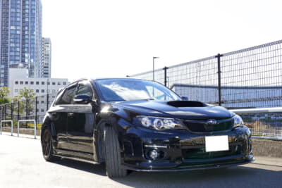 MOMO「TOPRUN M300」を装着したスバル・インプレッサ