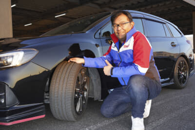 MOMO「TOPRUN M300」を履かせたスバルマガジンスタッフ、井元氏のレヴォーグ