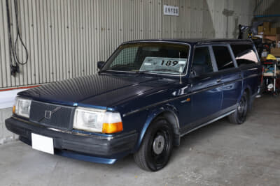 こちらは1990年式240エステートGL。旧き佳き時代のボルボらしさが溢れている