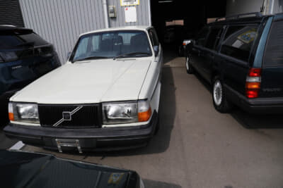 全塗装が施された240エステートは1991年式。革シートなど、当時憧れた装備も充実