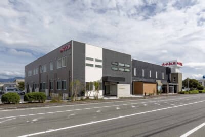 静岡県駿東郡清水町に拠点を置く山本被服の本社。1926年の創業から100年にわたり、日本のユニフォーム文化を支えてきた老舗メーカーだ