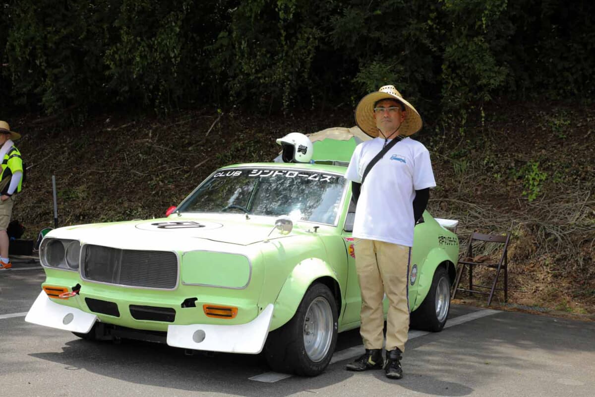 マツダ サバンナ RX-3：愛車の横に立つオーナーの岩瀬明紀さん。若い頃からレースに夢中だった
