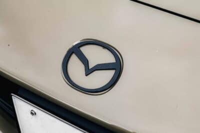マツダ　ロードスター：エンブレムはカーボン柄のものに交換されている