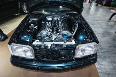 メルセデス・ベンツ 500E：5.0リッターV型8気筒エンジン本体はそのままに、トラブルが起きやすいデスビ（ディストリビューター：点火タイミングを管理する部品）を廃してアウディ用ダイレクトイグニッションコイルを移植。スロットルには8連電子制御スロットルを装着し、電動ウォーターポンプもセットした