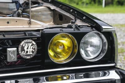 日産  HGC211スカイライン：ヘッドライトは片目のみマーシャルイエローライトにするのがちょっぴり不良な走り屋の証だ。