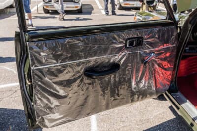 トヨタ TE27 スプリンタートレノ：ステアリングやシートはオリジナルのまま装着されており、ドアパネルには保護用のビニールが今も残っている