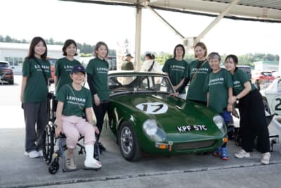 レンハム スプライト：で4時間耐久に挑む女子チーム。直前の骨折で出場を断念したミサコさんは、今回名将フランク・ウィリアムズのように全体の指揮に徹した