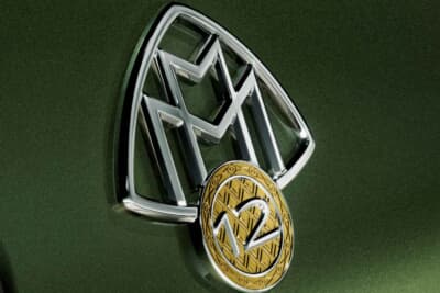 Mercedes-Maybach S 680 V12 Edition：V12の伝統を伝えるデザインの「12」をあしらったクロームとゴールドのメダルを組み合わせたモチーフ