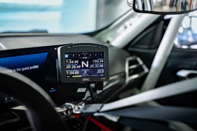 BMW M2 CS Racing ： ドライバーに必要な情報を瞬時に伝達するフルデジタルのメーターパネル。過酷な24時間レースのなかでも、直感的に車両状態やタイムを把握できる視認性の高さが魅力だ