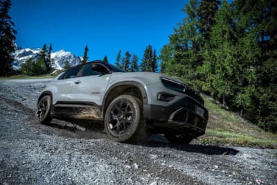 ジープ・アベンジャー 4xe：新色のコンクリートカラー採用の待望のハイブリッドモデル