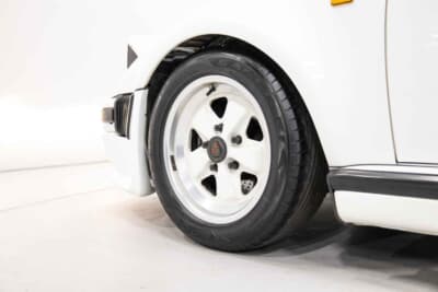 17万5000〜20万ユーロ（約3220万〜3680万円）で現在も販売中のポルシェ「911ターボ フラットノーズ」（C）Bonhams