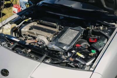 この年式のクルマにはトラブルがつきものだが、パーツの供給もほぼストップしているため、代替品を含めた部品探しには苦労が伴う