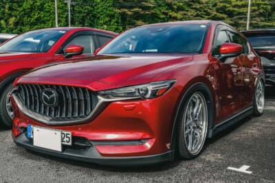 マツダ CX-5：USヘッドライト特有のサイドマーカーとユーロプレートが印象的だ。ユーロプレートの国籍識別記号
