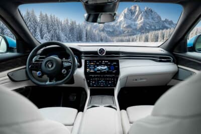 マセラティ・グレカーレ・クリスタッロ：氷をイメージしたアイスホワイトカラーのプレミアムレザーを採用したインテリア