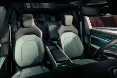 ポルシェ・カイエン Sエレクトリック：新世代14way調節機能付コンフォートシートを搭載したコクピット