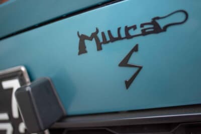 ランボルギーニ P400Sミウラ： リアに輝く「S」のエンブレム。P400からの進化を示すこのひと文字は、最高出力が20ps引き上げられた370psの証でもある