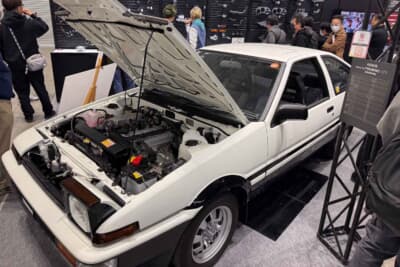 トヨタ スプリンタートレノ: 名機4A-GE型エンジンを搭載し現在でも根強い人気を誇るAE86型。ボンネットを開け美しく整備されたエンジンルームを披露する姿に多くのファンが釘付けとなった