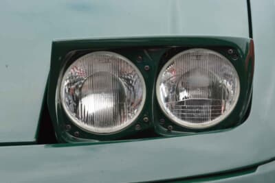 ロータス エラン：リトラクタブルヘッドライトをリトラさせた（開いた）状態。ポップアップした時の、どこか愛らしい表情もM100型の隠れた魅力だ