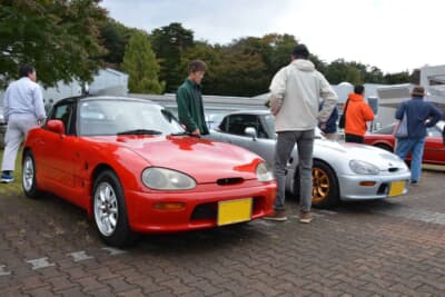 スズキ カプチーノ:1992年式のカプチーノ(赤)と、イベント会場で並んだシルバーの個体。往時のABCトリオの熱気が蘇る