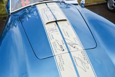 コブラ427：ボンネットにずらりと並ぶ、歴代F1ドライバーたちの直筆サイン。鈴鹿サーキットでのパレードランに参加した輝かしい勲章だ