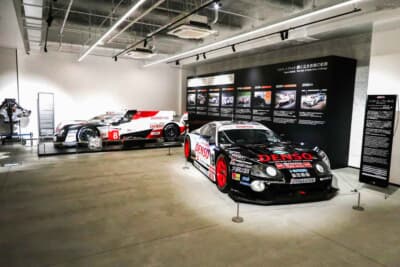 トヨタ スープラHV-R：2007年のレースで活躍したハイブリッド車両。日本の耐久レース史を語るうえで欠かせない1台として展示されている
