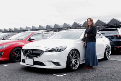 マツダ アテンザ：マツダファンフェスタに参加していた牛山美咲さんと2014年式マツダ「アテンザ」