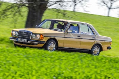 優れた走行性能と快適性を予感させる、メルセデス・ベンツ「W123」の走行シーン