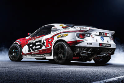 MID RACING R50 EVO：力強いスポークデザインが魅力の5本スポーク形状を採用したモデル。スポーク根元の形状を工夫するなど、軽さと剛性を追求。高い次元で両立している