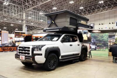 三菱 トライトン：ジャパンキャンピングカーショー2026で初披露された、コイズミの新作ユニット「アウトランドクルーザー」。ベース車両は三菱「トライトン」だ