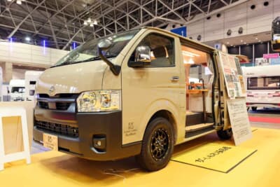 トヨタ ハイエース：かーいんてりあ高橋が手がける「リラックスワゴン カクカク」。自走式立体駐車場にも入庫可能なトヨタ「ハイエース」標準ボディがベースだ