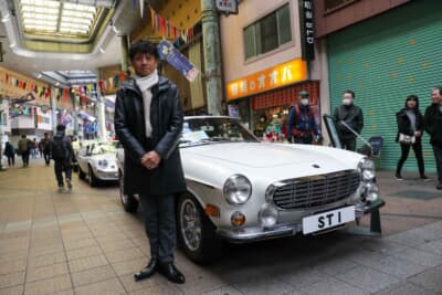 ボルボ P1800E：1971年式のボルボ「P1800E」と、念願の旧車イベントデビューを果たしたオーナーの牧頼直さんだ