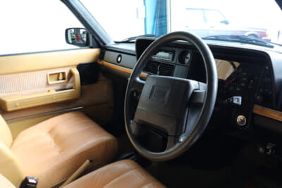 取材当日に納車された940エステート。無駄のない、使い勝手を重視したインパネ回りのコンディションも良好