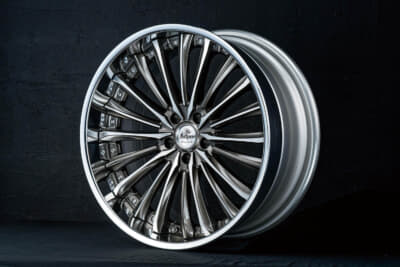 【WEDS】セピアブラックポリッシュにシルバーのセンターキャップ。レギュラーカラーでは表現仕切れないスタイリングだ