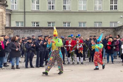 シェフラータンツの訪問用に警察署の前は通行止めになります