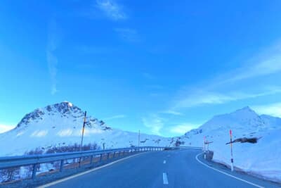 4月中旬でも十分雪が積もっていて、とても寒かった