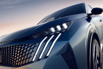 プジョー5008 HYBRID:プジョーの新しいブランドアイデンティティとして定着しつつある“ライオンの爪痕”をモチーフにした3本のLEDデイタイムランニングライト