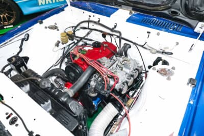 三菱 ギャランΣ：エンジンは、何十年もかけてパーツを探し続けてようやく見つけたハイカムをセット。トスコ製インテークマニホールドとフジツボ製エキゾーストマニホールドに交換し、キャブレターはシングルからソレックス44φツインキャブ仕様へと変更した