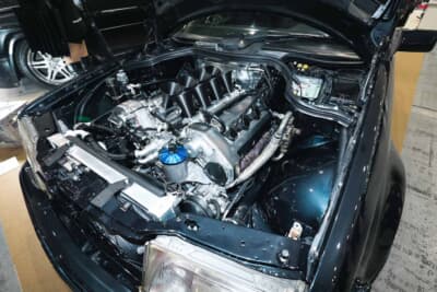 メルセデス・ベンツ 500E：5.0リッターV型8気筒エンジン本体はそのままに、トラブルが起きやすいデスビ（ディストリビューター：点火タイミングを管理する部品）を廃してアウディ用ダイレクトイグニッションコイルを移植。スロットルには8連電子制御スロットルを装着し、電動ウォーターポンプもセットした