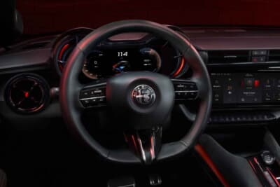 アルファロメオJUNIOR Ibrida Edizione Bianco：コンパクトなスポーツステアリングを採用。全てのコントロールをドライバーの手の届くところに配置で直感的な操作を実現