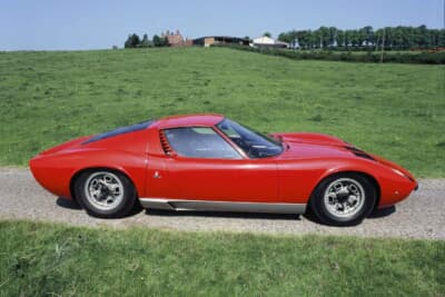 ランボルギーニ P400 ミウラ：大きく前後に開くカウルには1.5mm厚のアルミニウム合金が、ルーフやBピラーには鋼板が使用されていた