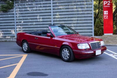 メルセデス・ベンツ E320カブリオレ：インペリアルレッドのボディが美しいオープン状態。A124の優雅な骨格が際立つ