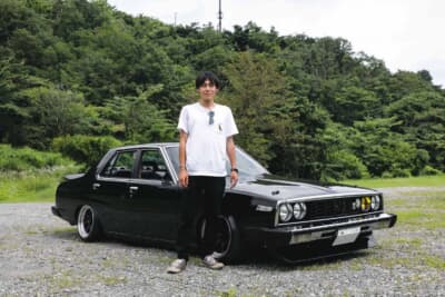 日産  HGC211スカイライン：小さいころから母親が運転するR30スカイラインに乗って、旧車イベントに遊びに行く休日を過ごしていた経験があり、免許を取ったら自分の愛車は、自分よりも年上の旧車と決めていたオーナーの豊中さん