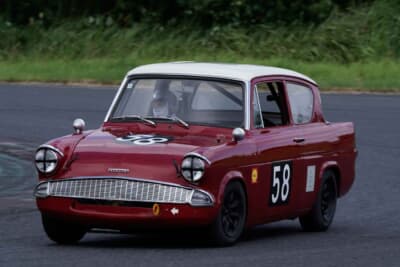 フォード アングリア：アングリア名手「アニタ・テイラー」彷彿！ 敦子さん真剣眼差しコーナリング