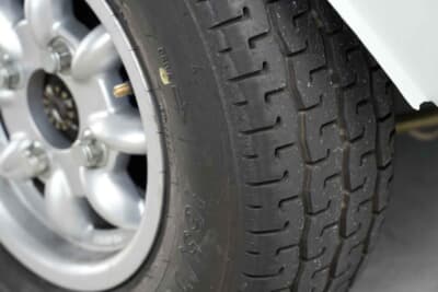 ミニ クラブマン1275GT：通常のサイドウェイトロフィーではDUNLOP CR65がコントロールタイヤであるが、今回の耐久レースではラジアルのR7も認められた。熱が入ってからはCR65とフィーリングが似ているそうだ