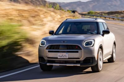 MINIカントリーマン： 4WDモデルのS ALL4は、2L直列4気筒ツインターボ・ガソリンエンジンを搭載し、7速DCTと48Vマイルドハイブリッドを組み合わせる