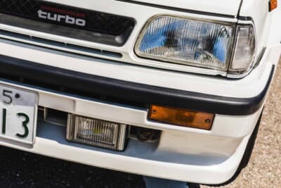 トヨタ EP71 スターレットターボ：ターボモデルは、フォグランプを埋め込んだエアロバンパーやボンネットのエアインテーク、リアスポイラーなどのほか、グリル内のturboエンブレム、シートバックやステアリングに刻まれたturboの文字などで識別できる