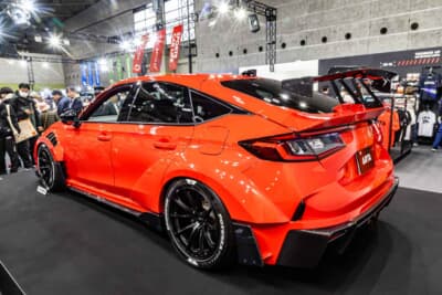 ARTA GT FL5：ボディは65mmワイド化され（片側32.5mm）、ベース車両とは一線を画す圧倒的な迫力を放っている