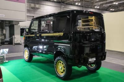 ボディはトヨタの202ブラックでオールペン。ゴールドのボディサイドストライプやゴールドカラーのホイールは、往年の人気ドラマ「西部警察」で渡哲也さんが演じた大門圭介が操った「スカイラインジャパン・マシンRS」をオマージュしたアレンジとのことだ