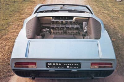 ランボルギーニ ミウラ ロードスター：ルーバーを持たず、V12エンジンが完全にむき出しとなった大迫力のリアビュー