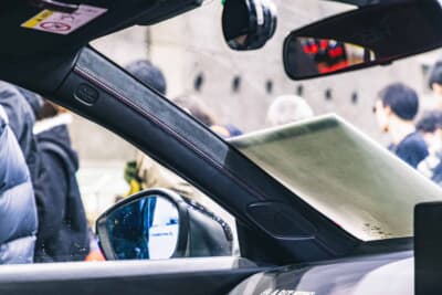 AピラーもEastCloudのレザー&スエード仕様となっている